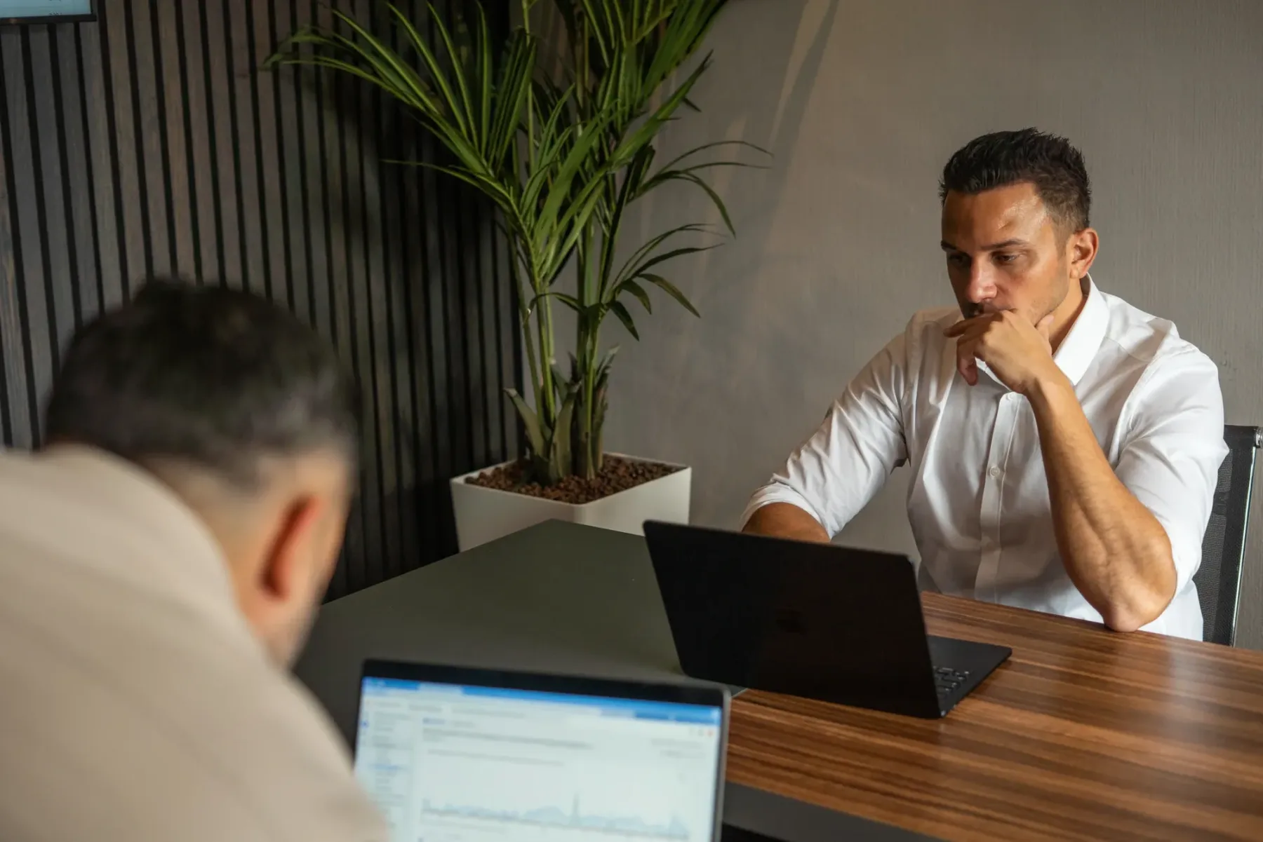 Gesprek waarin de scope van een websiteproject wordt vastgelegd voordat er een prijs wordt bepaald