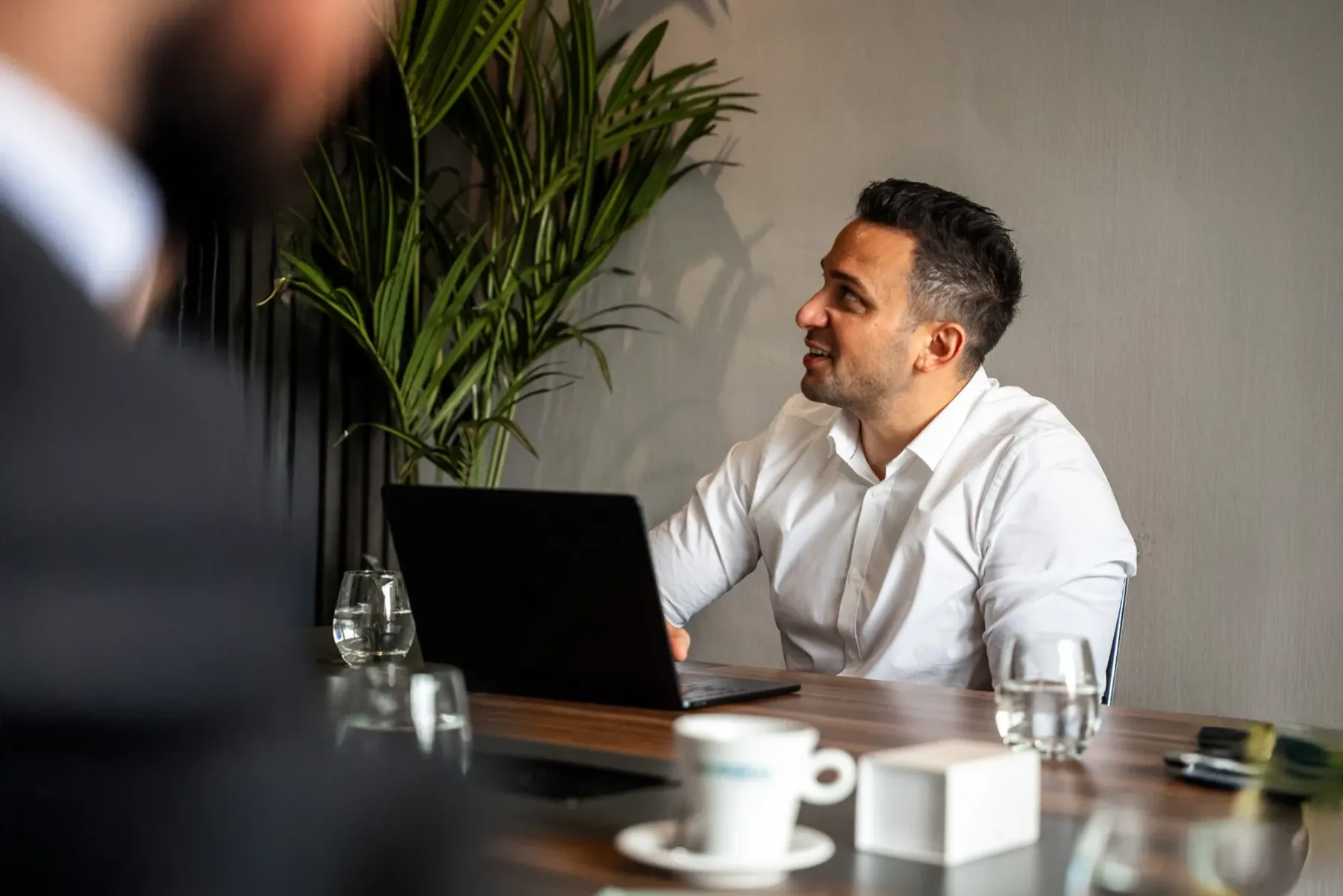 Strategiegesprek waarin doel, doelgroep en structuur van een nieuwe website worden bepaald